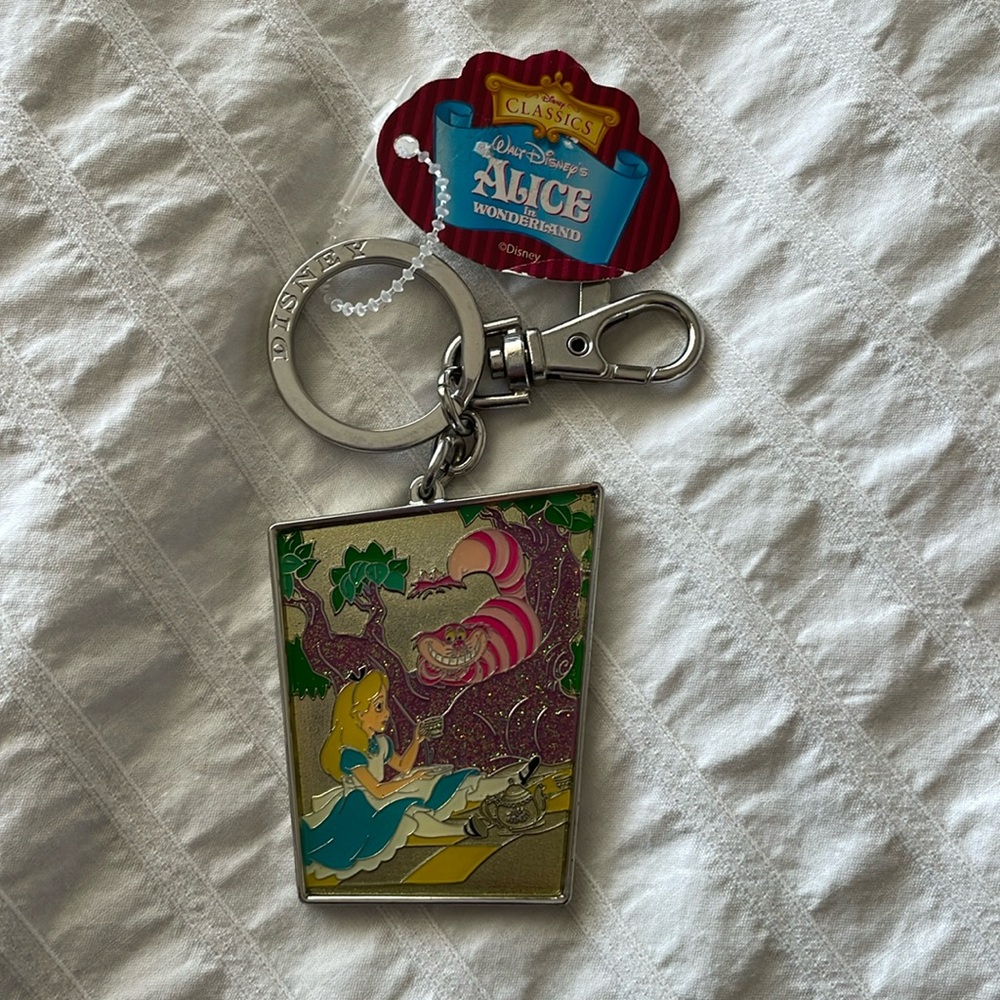 Alice in Wonderland Pewter Keyring NWT